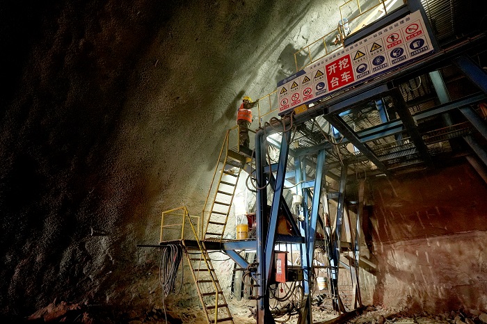 7.18 天邛高速项目梨花山隧道整体掘进突破1800米1.jpg